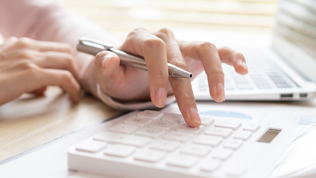 Chef d'entreprise calculant le coût d'une rupture conventionnelle