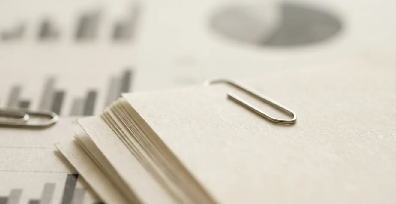 Gros plan macro sur un système de documentation organisé avec graphiques et indicateurs de performance