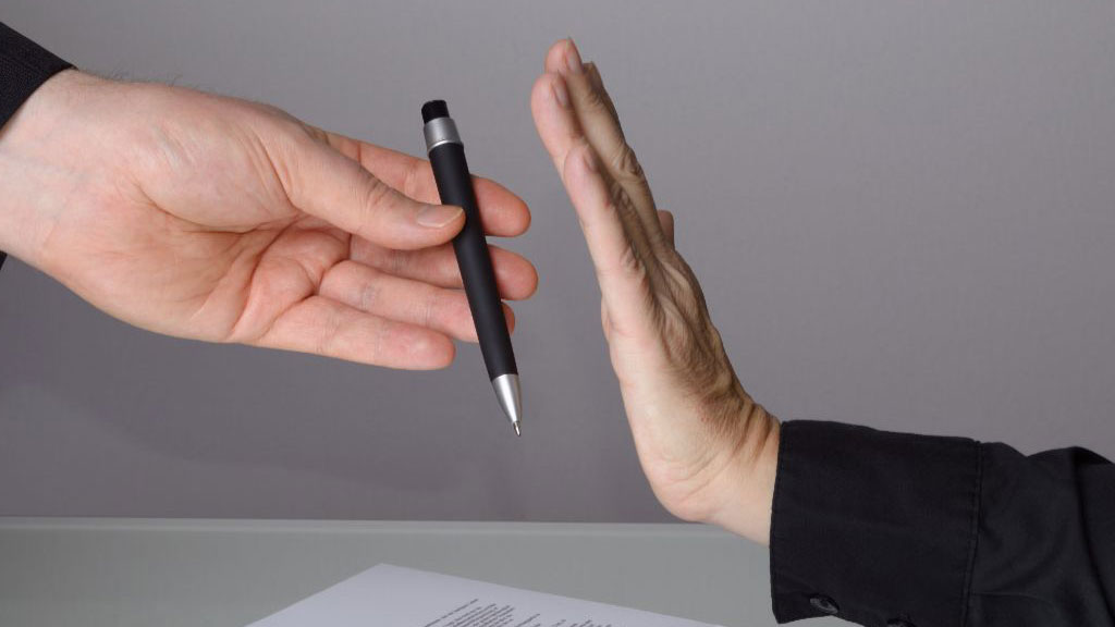 Salarié face à un choix de parcours après refus de rupture conventionnelle