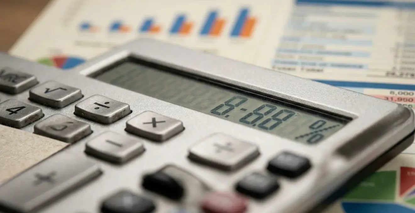 Calculatrice et documents financiers illustrant l'analyse des coûts de contreparties
