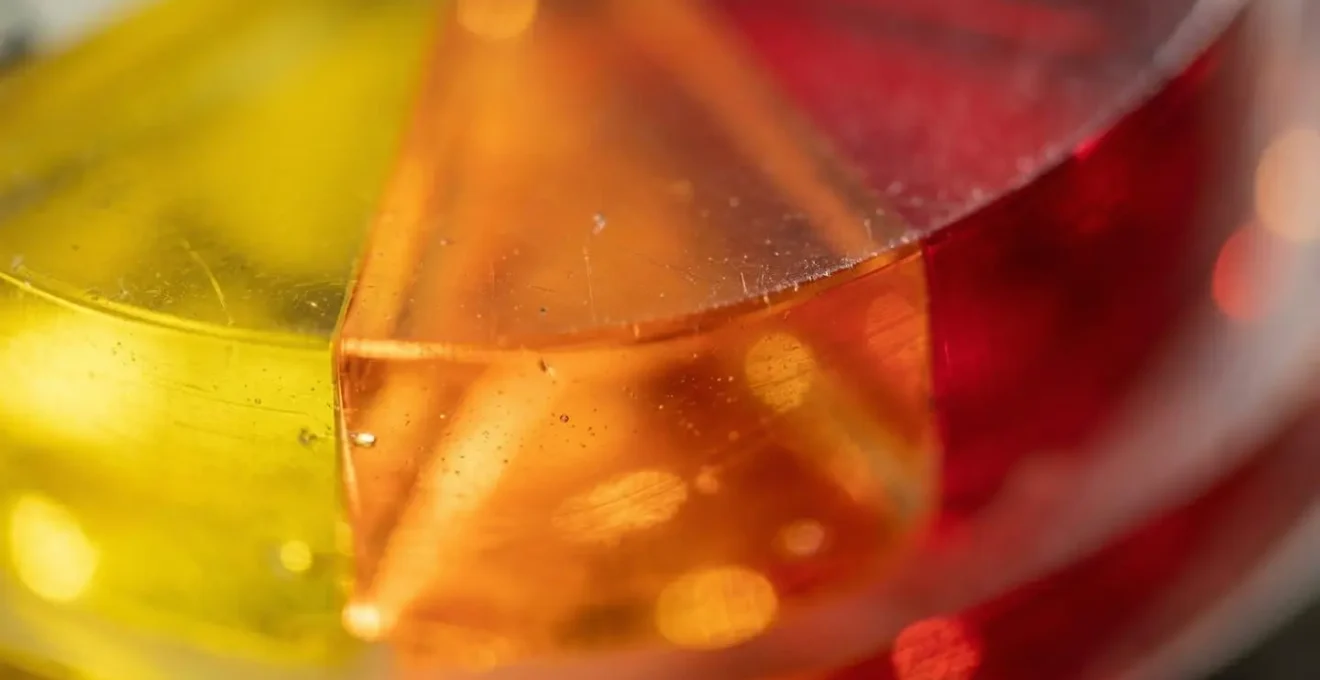 Vue macro d'un système d'alerte visuel avec trois zones de couleur